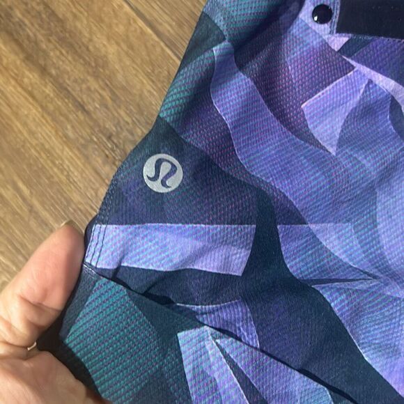 Lululemon Womens Purple Blue Geometric Pleated Cuffed Drawstring Shorts Size 4 - Picture 5 of 7